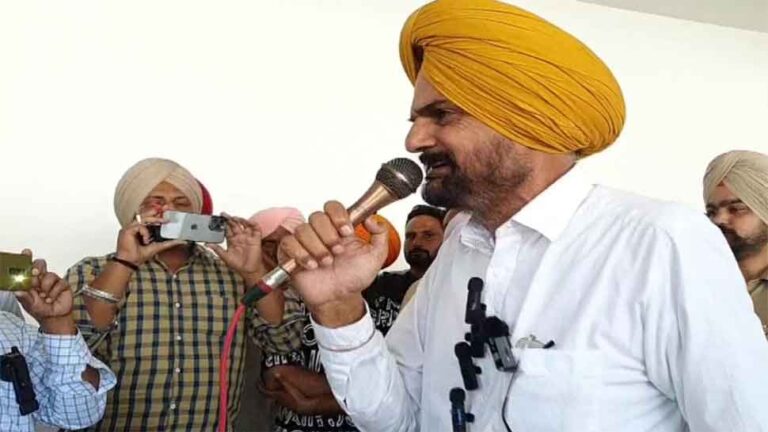 सिद्धू मूसेवाला के पिता ने दिया सरकार को अल्टीमेटम, बोले- एक महीने में इंसाफ नहीं मिला तो छोड़ दूंगा देश