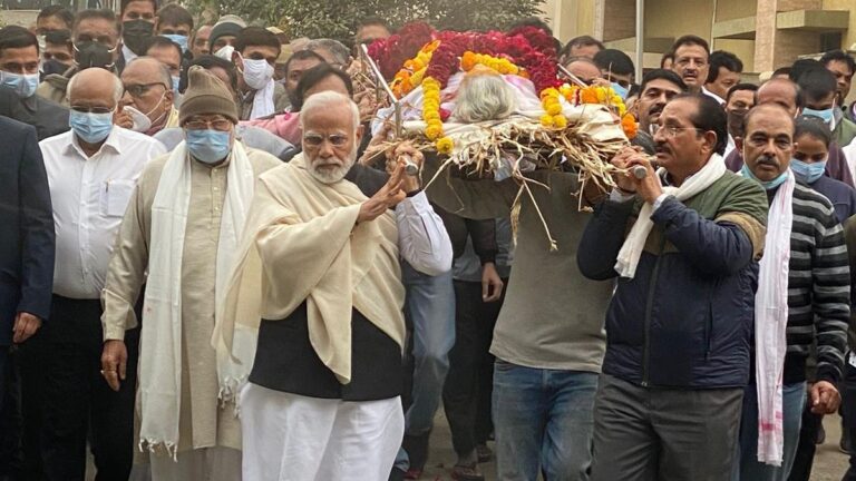 पीएम मोदी ले गए मां हीराबा का पार्थिव शरीर, अंतिम संस्कार शुरू