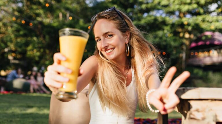 35 के बाद महिलाओं को हड्डियों को मजबूत करने के लिए क्या पीना चाहिए?