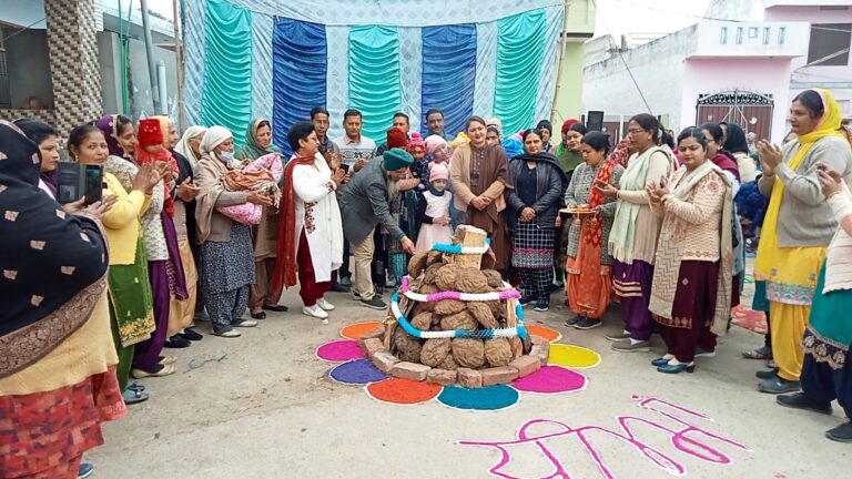 राष्ट्रीय बालिका सप्ताह के अंतर्गत गांव डगाना कलां में नवजन्मी बच्चियों की लोहड़ी डाली