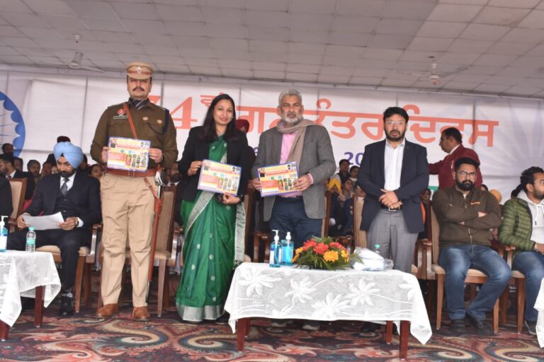 गणतंत्र दिवस के जिला स्तरीय समागम में कैबिनेट मंत्री लाल चंद कटारुचक्क ने लहराया तिरंगा