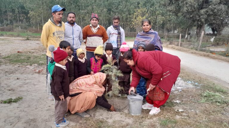 राष्ट्रीय बालिका दिवस पर आंगवाड़ी केंद्रों में किया गया पौधारोपण