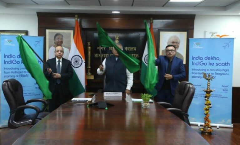 श्री ज्योतिरादित्य सिंधिया ने कोल्हापुर-बेंगलुरु के बीच सीधी दैनिक उड़ान को झंडी दिखाकर रवाना किया