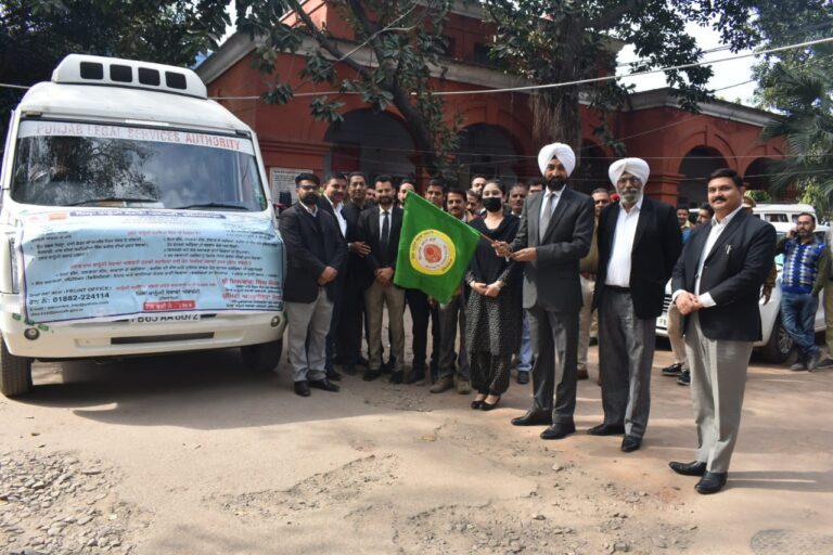 नालसा की स्कीमों की जागरुकता के लिए जिला एवं सत्र न्यायधीश ने ट्रैवलर वैन की रवाना