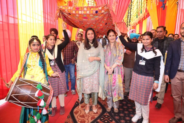 हर्षोल्लास के साथ शुरु हुआ ‘विरसा होशियारपुर दा’ मेला