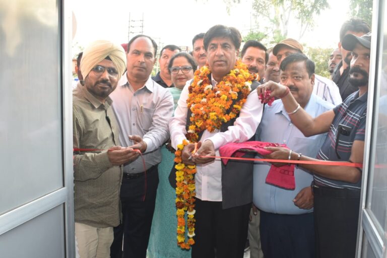 महिलाओं की सुविधा के लिए सिविल अस्पताल के बाहर पिंक शौचालय शुरु