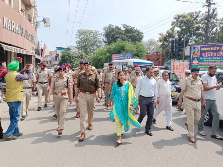 डिप्टी कमिश्नर व एस.एस.पी के नेतृत्व में पुलिस ने होशियारपुर में विशाल फ्लैग मार्च निकाला