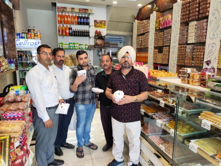 जिला स्वास्थ्य अधिकारी ने होशियारपुर के अलग-अलग स्थानों से लिए खाद्य पदार्थों के 12 सैंपल