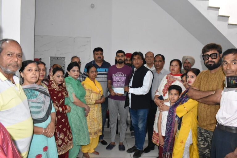 कमेटी बाजार में हुए हादसे में घायल नवीन को कैबिनेट मंत्री जिंपा ने दिया एक लाख का चैक