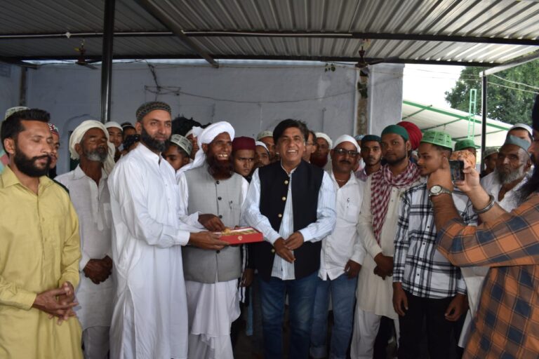 कैबिनेट मंत्री जिंपा ने सुन्नी मस्जिद बजवाड़ा में पहुंचकर दी ईद-उल-फितर की मुबारकबाद