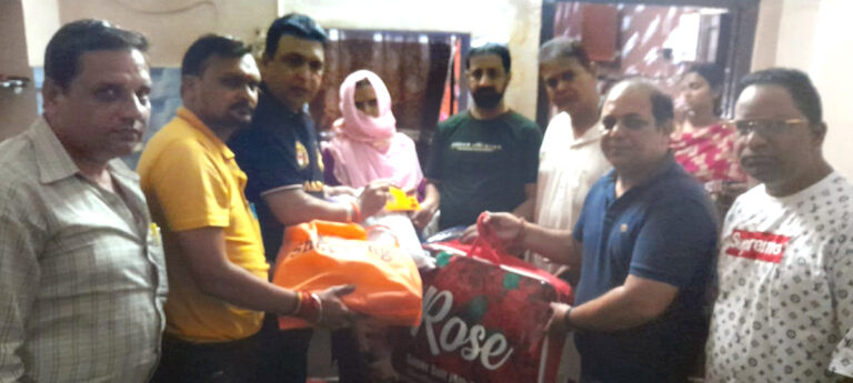 लायन गुरदीप सिंह कंग ने जरूरतमंद परिवार को कन्या के विवाह पर सूट व कंबल किये भेंट