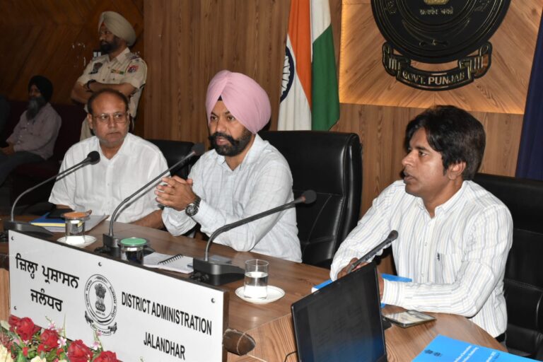 प्रशासन ने चुनाव खर्च की सख्ती से निगरानी सुनिश्चित करने के लिए विभिन्न निगरान टीमो को प्रशिक्षण दिया