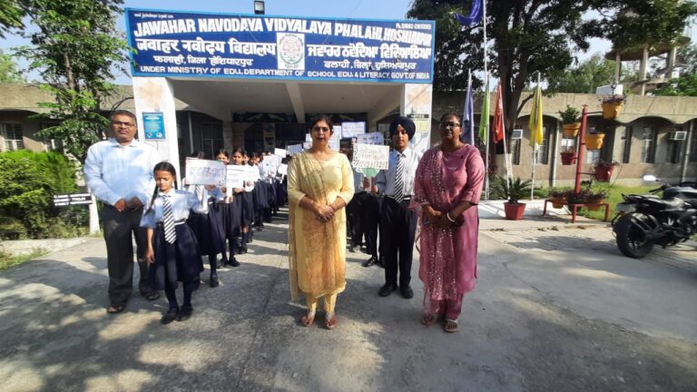 जवाहर नवोदय विद्यालय के विद्यार्थियों ने गांव फलाही में निकाली वातावरण जागरुकता रैली