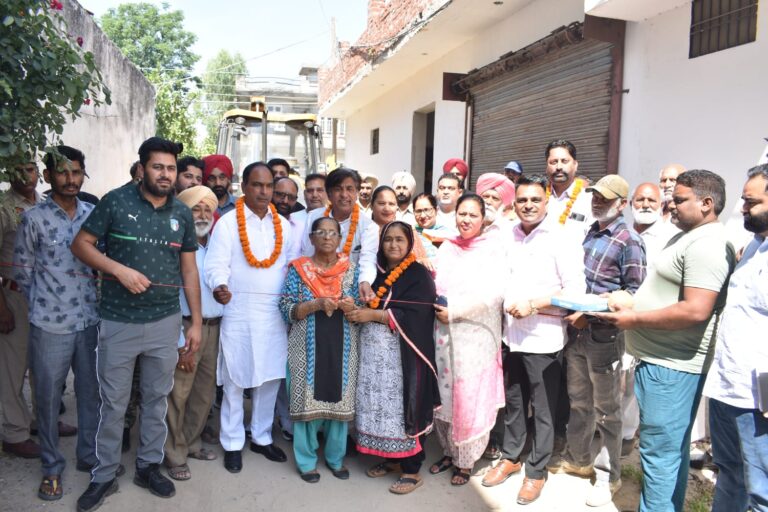 कैबिनेट मंत्री जिंपा ने वार्ड नंबर 10 के श्री रविदास नगर में 20 लाख 45 हजार रुपए की लागत से गली का निर्माण शुरु करवाया
