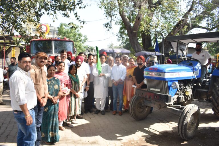 कैबिनेट मंत्री जिंपा ने छोटी जैटिंग मशीने व एक सीवरेज सक्शन टैंकर का उद्घाटन कर किया रवाना