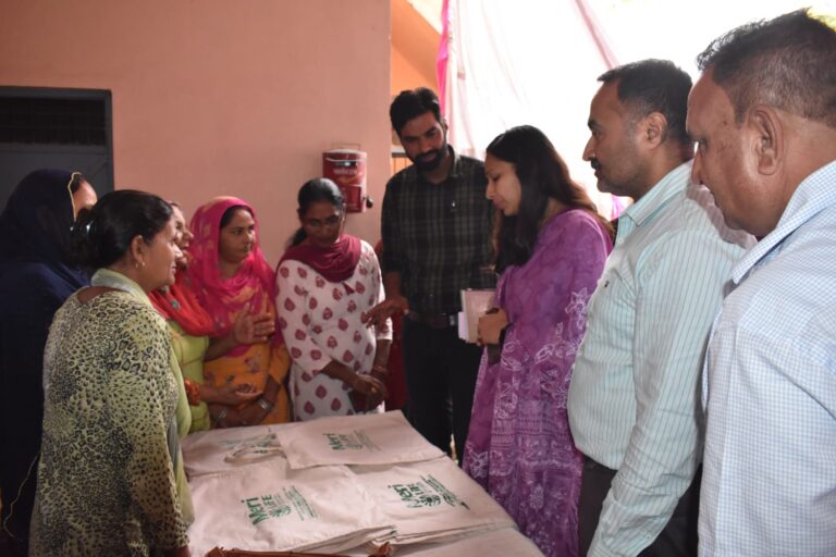 ‘सरकार तुहाडे द्वार’ अभियान के अंतर्गत डिप्टी कमिश्नर ने किया लोगों की शिकायतों का निपटारा