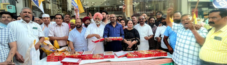 मान की अगवाई में लड्डू बांट कर मनाई जालंधर लोकसभा सीट पर जीत की खुशी