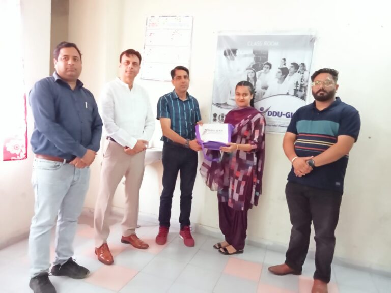 ‘दीन दयाल उपाध्याय ग्रामीण कौशल्य योजना’ का कोर्स कर रहे विद्यार्थियों को बांटी गई नि:शुल्क किताबें व वर्दियां