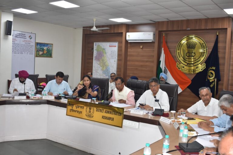 तय समय पर करवाए जाएं विकास कार्य: सोम प्रकाश