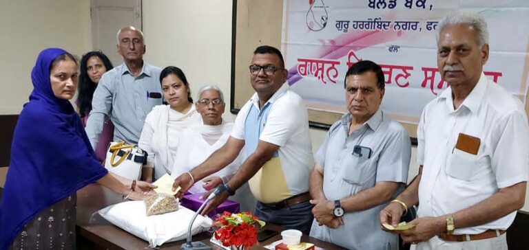 ब्लड बैंक में 174वें मासिक समागम के दौरान 60 जरूरतमंद महिलाओं को बांटा राशन