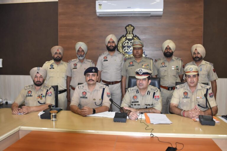 होशियारपुर पुलिस की ओर से पैट्रोल पंप लूटने व फिरौती मांगने वाले लुटेरा गिरोह के तीन सदस्य हथियार व कार सहित काबू