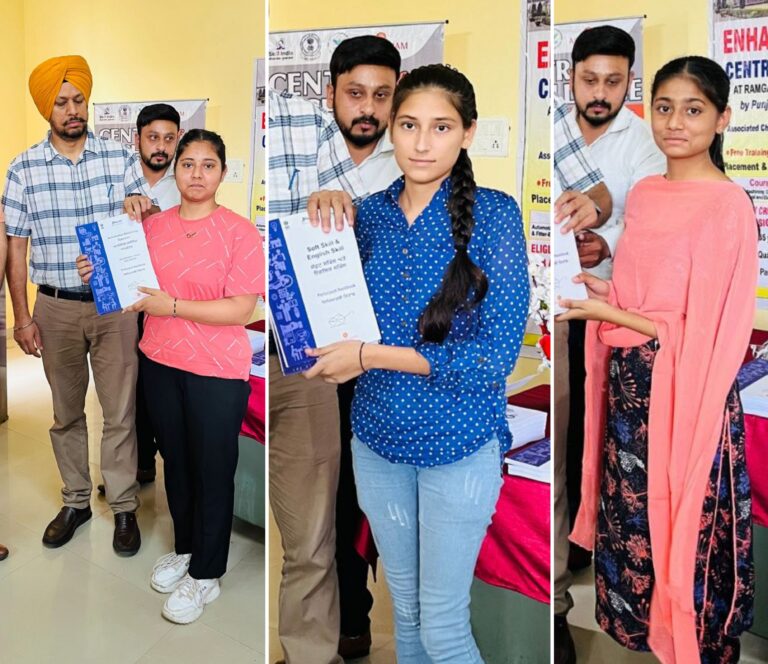  “सैंटर ऑफ एक्सीलैंस” के विद्यार्थियों को अध्ययन सामग्री का वितरण।