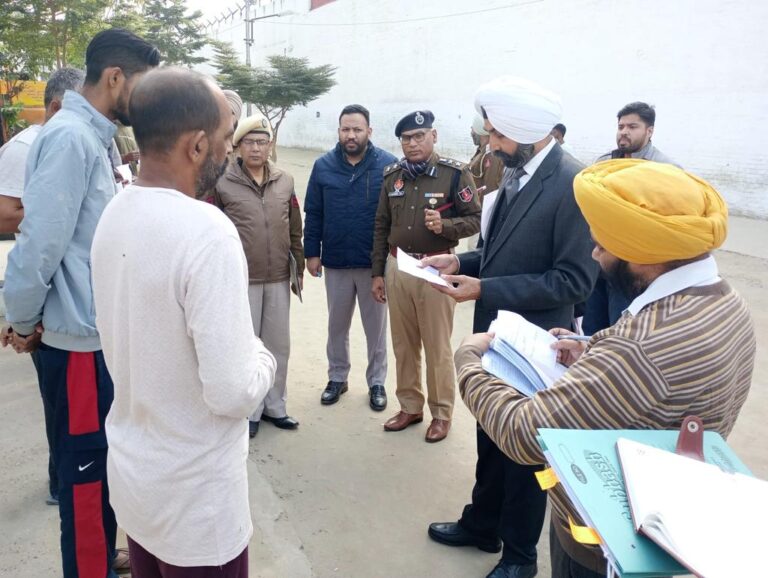जिला एवं सत्र न्यायाधीश दिलबाग सिंह जोहल ने सेंट्रल जेल होशियारपुर का दौरा किया