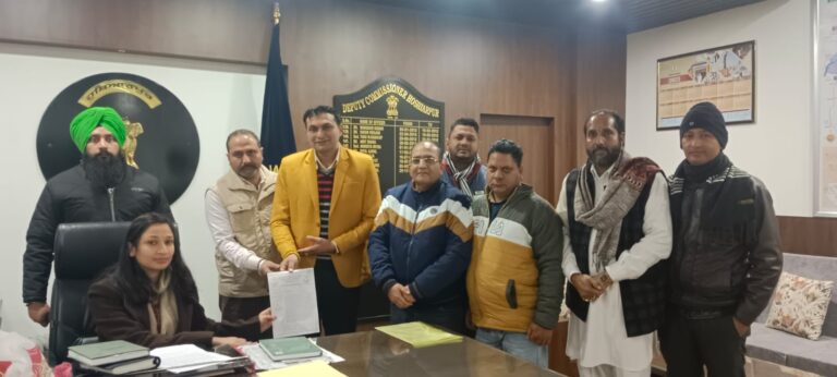 आयुर्वेदिक (डी फार्मेसी )उपवेद वेलफेयर सोसाइटी रजिस्टर नंबर मुकेरिया होशियारपुर यूनियन द्वारा डिप्टी कमिश्नर को एक ज्ञापन पंजाब सरकार सेहत मंत्री के नाम सोपा गया