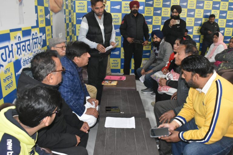 कैबिनेट मंत्री जिंपा ने जनता दरबार में सुनी 300 लोगों की शिकायतें