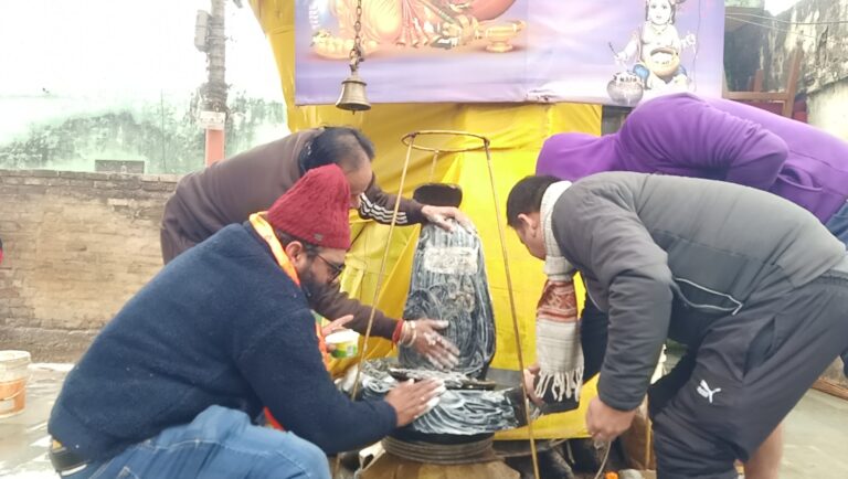 जम्मू: विशेष स्वच्छता अभियान के अंतर्गत वाहु फोर्ट जम्मू के कच्चा तलाब ओल्ड बस्ती के स्थानीय राम भगतों द्वारा मन्दिर की साफ़ सफाई की गई