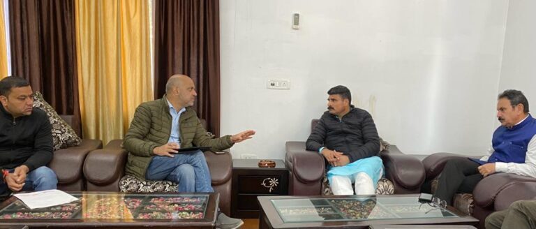 Pawan takes up sewerage, blacktopping works in Udhampur with senior officials