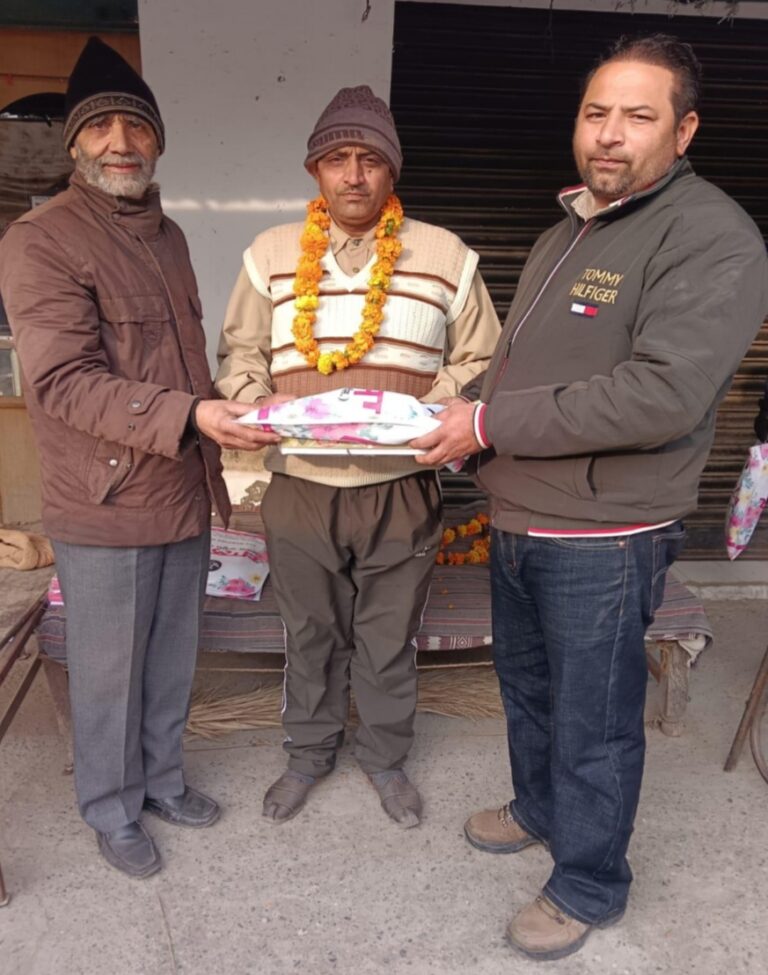 जिला प्रशासन ने स्वतंत्रता सेनानियों के परिजनों को उनके घर जाकर किया सम्मानित