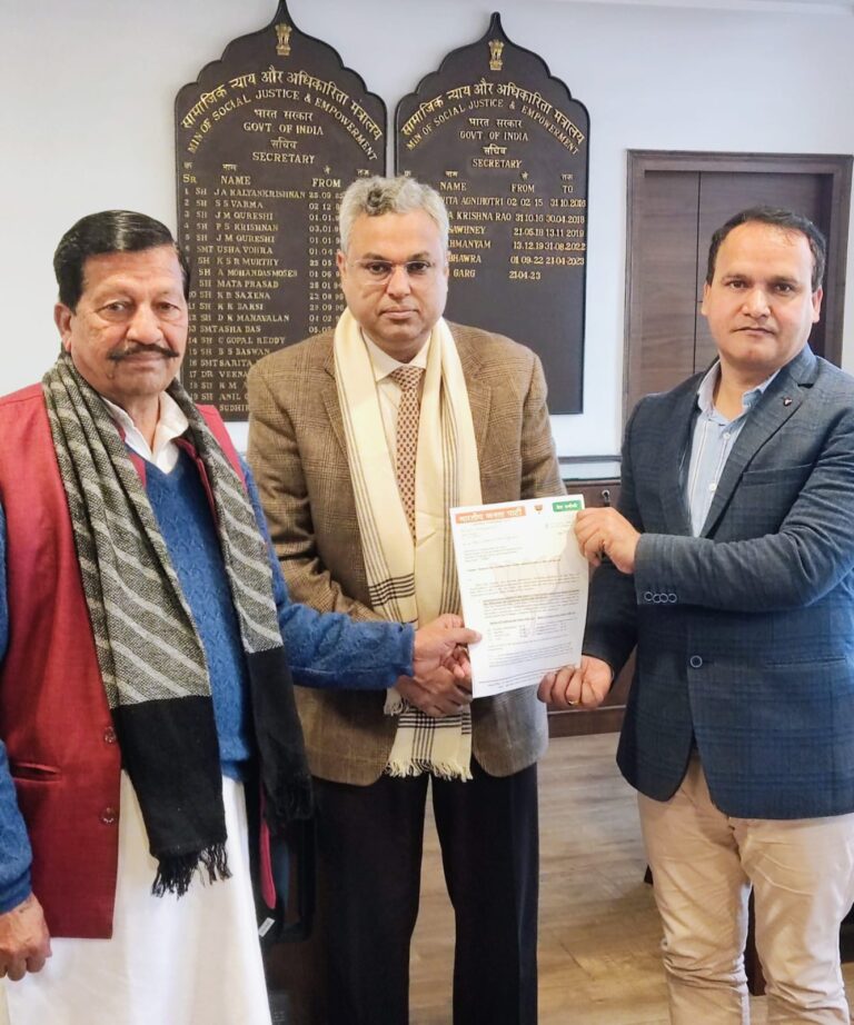 सुनील प्रजापति ने भारत सरकार के सामाजिक, न्याय और अधिकारिता सचिव से मुलाकात की और जम्मू-कश्मीर केंद्र शासित प्रदेश के ओबीसी के विभिन्न मुद्दों पर चर्चा की