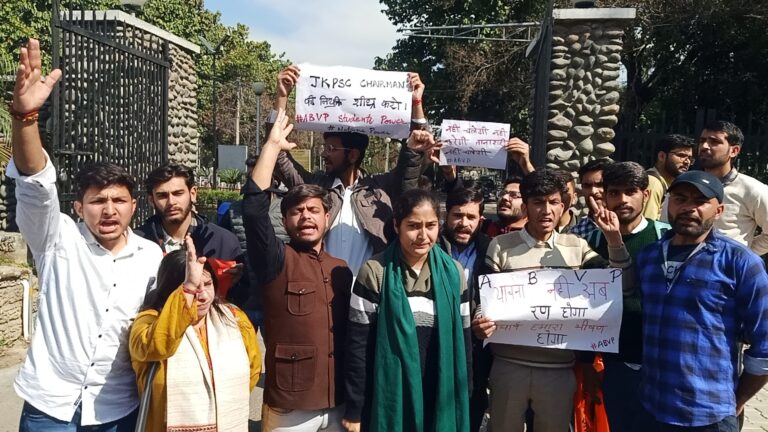 एबीवीपी ने जम्मू विश्वविद्यालय में विरोध प्रदर्शन किया, भर्ती में देरी को दूर करने के लिए जेकेपीएससी अध्यक्ष की नियुक्ति की मांग की