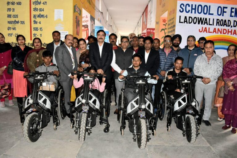 डिप्टी कमिश्नर ने विशेष आवश्यकता वाले छात्रों को इलैक्ट्रिक स्कूटर बांटे