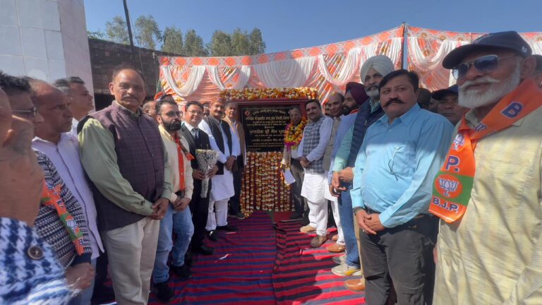 केंद्रीय मंत्री सोम प्रकाश ने मक्कोवाल मे 8 करोड़ 40 लाख रुपये की लागत से 12 किलोमीटर लंबी सड़क का किया उद्घाटन।