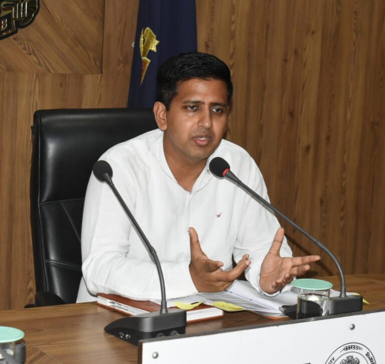 डिप्टी कमिश्नर ने वेक्टर बोर्न बीमारियों से निपटने के लिए एक व्यापक योजना तैयार करने के निर्देश दिए