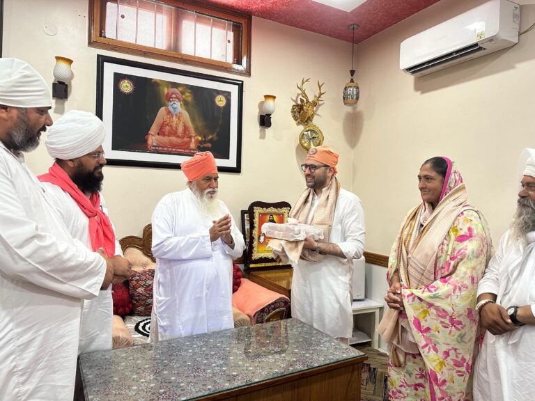 राज्यसभा सांसद राघव चड्ढा ने डेरा सचखंड बल्लां के प्रमुख संत निरंजन दास जी का लिय़ा आशीर्वाद