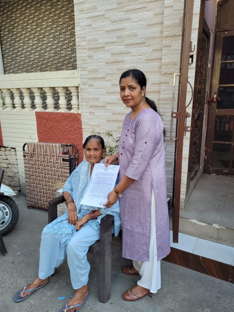 दिव्यांग और बुज़ुर्ग वोटरों को मतदान प्रति उत्साहित करने के लिए डी.सी. ने भेजा ” निमंत्रण पत्र “