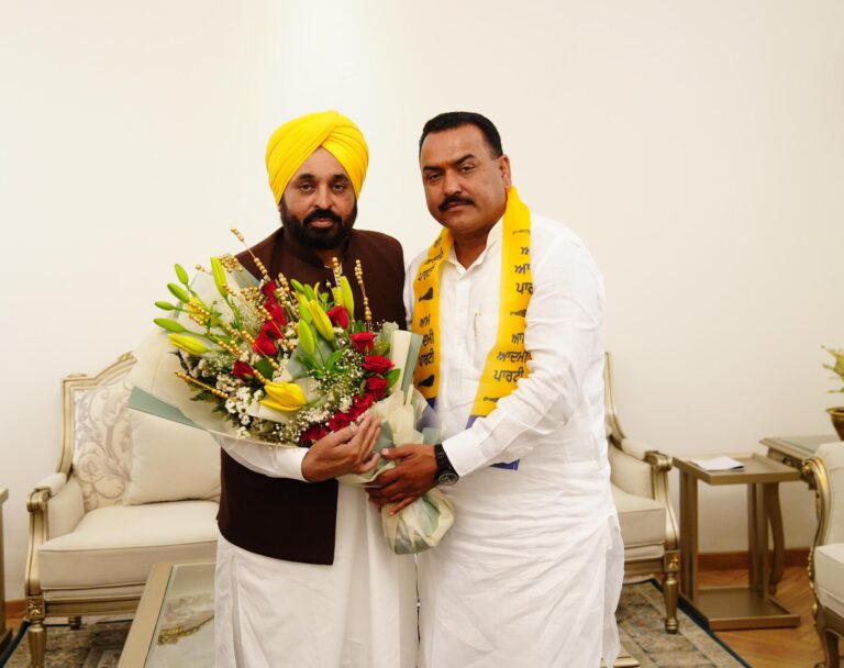 विपक्षी दलों के कई दिग्गज नेताओं के शामिल होने से आम आदमी पार्टी की ताकत कई गुना बढ़ी