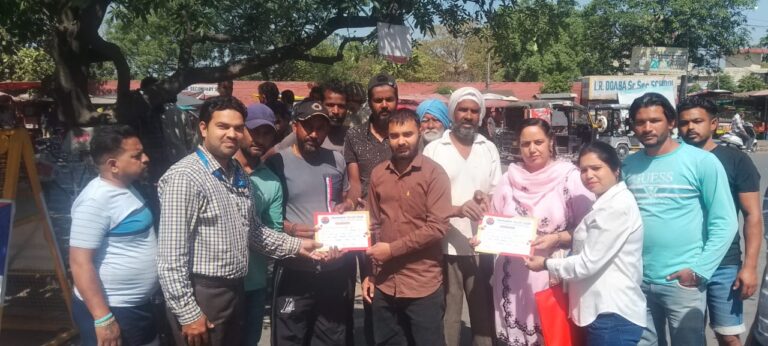 हमसफर यूथ क्लब ने मजदूर दिवस पर मजदूरों को योजनाओं पर वोट देने के लिए जागरूक किया