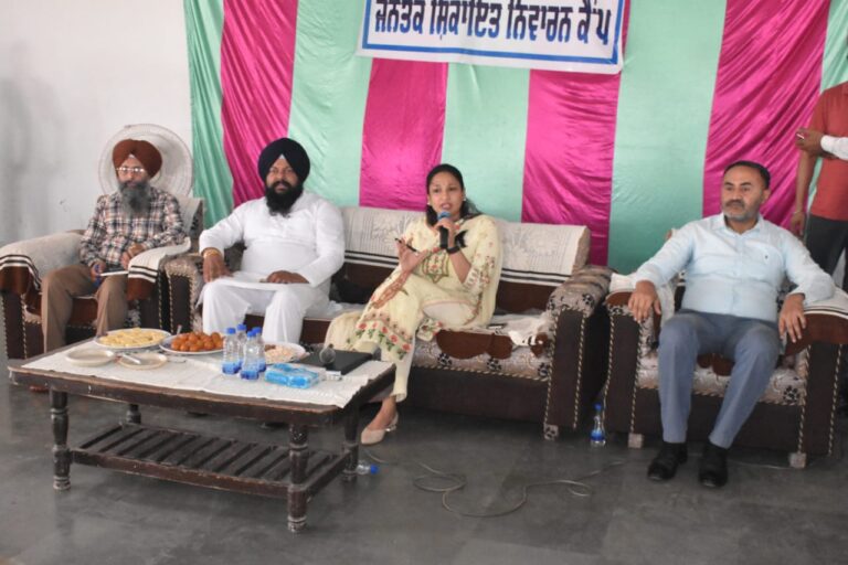 चब्बेवाल विधान सभा क्षेत्र के गांव जियाण में लगाया गया सार्वजनिक शिकायत निवारण कैंप