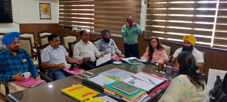 प्राइज एंड रेंट फिक्सेशन कमेटी की बैठक संपन्न होशियारपुर, 17 सितंबर:प्राइज एंड रेंट फिक्सेशन कमेटी की बैठक डिप्टी कमिश्नर होशियारपुर कोमल मित्तल की अध्यक्षता में डिप्टी कमिश्नर कार्यालय में आयोजित की गई।  