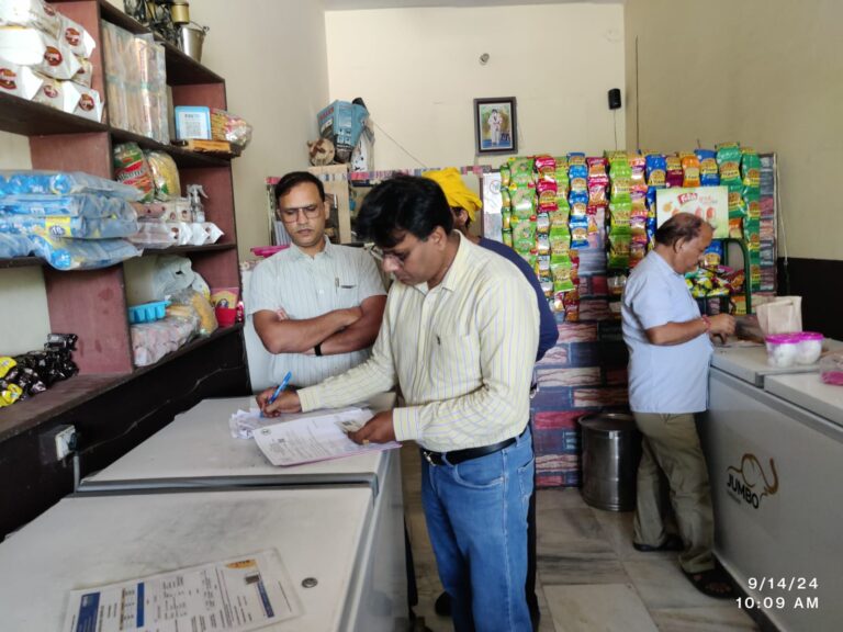 होशियारपुर के नव नियुक्त जिला स्वास्थ्य अधिकारी की ओर से जनस्वास्थ्य को ध्यान में रखते हुए विभिन्न स्थानों पर छापेमारी