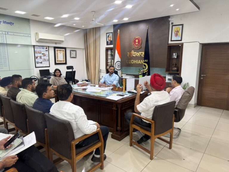 डीसी ने बुड्ढा दरिया सफाई परियोजनाओं की समीक्षा की