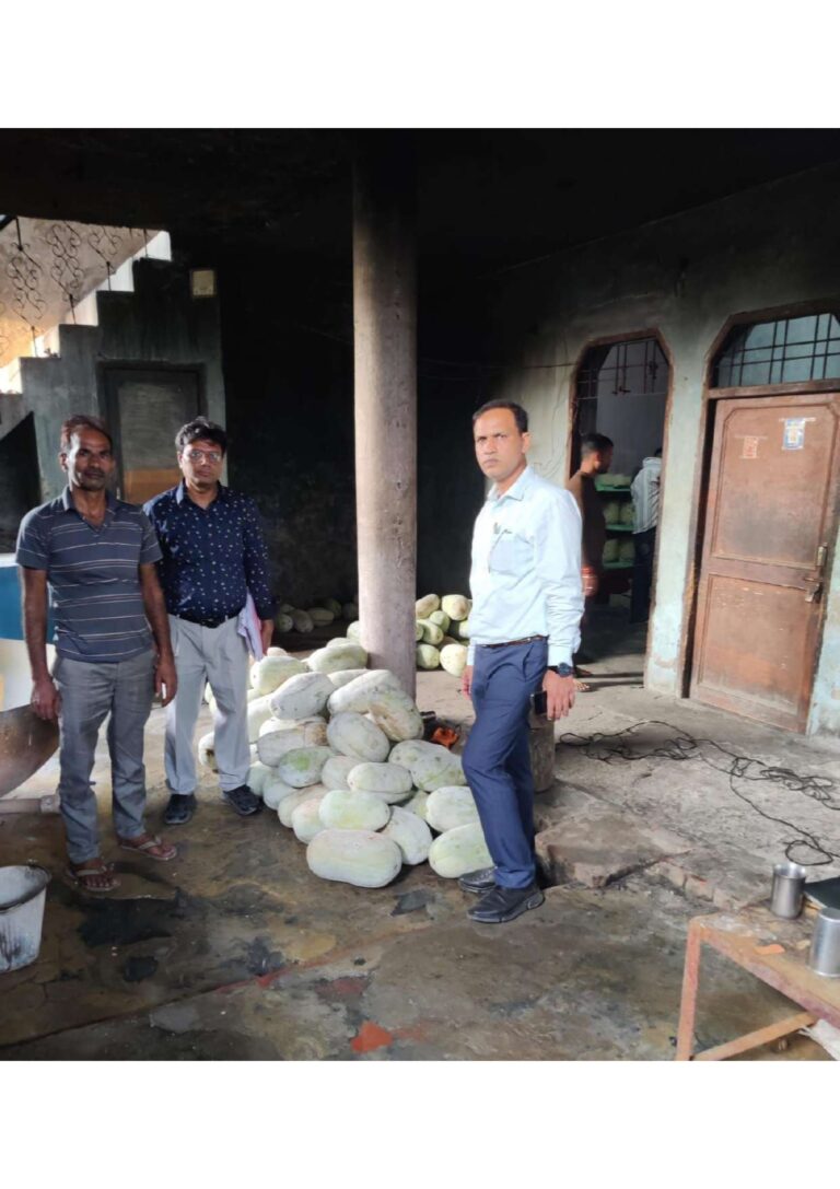 जिला स्वास्थ्य अधिकारी की टीम ने पेठा फैक्ट्री में की जांच