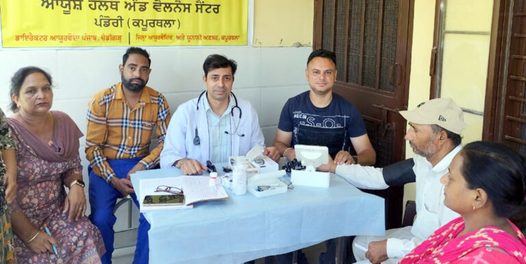 वरिष्ठ नागरिकों के लिए निःशुल्क वृद्धावस्था आयुर्वेदिक चिकित्सा शिविर का आयोजन