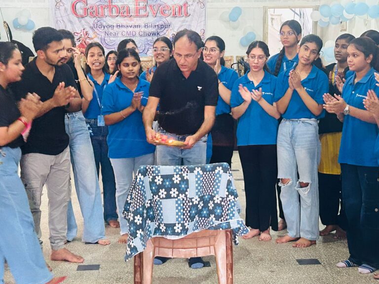 अनएकेडमी बिलासपुर ने आकर्षक गरबा पेश किया