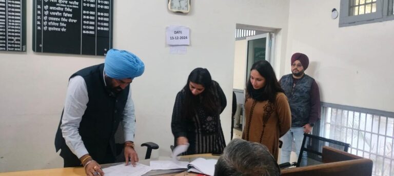 चुनाव पर्यवेक्षक अपनीत रियात ने नगर निगम उप चुनाव के नामांकन पत्रों की जांच प्रक्रिया का लिया जायजा