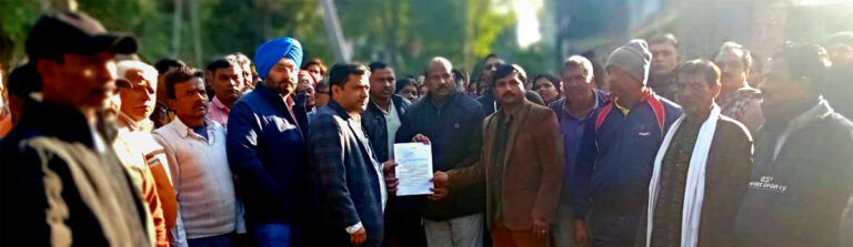 थापर कॉलोनी जेसीटी मिल केमजदूर परिवारों ने एक्स.ई.एन. कार्यालय का किया घेराव